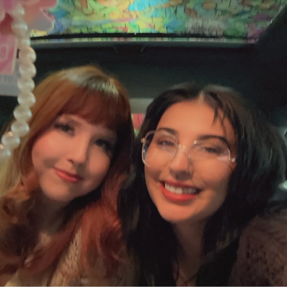 Meet your Posher, Selena - Picture 3 of 7